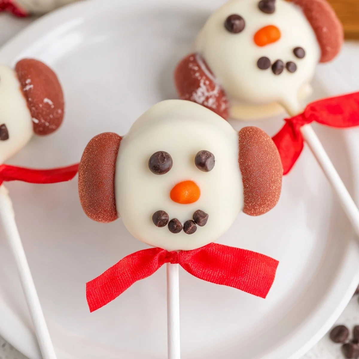 Adorable Oreo snowman pops, perfect for a fun and easy winter dessert with white chocolate.